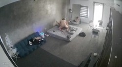 黑客破解家庭网络摄像头偷拍住毛坯房的年轻情侣疯狂做爱有时一天做爱几次 截图8