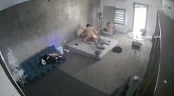 黑客破解家庭网络摄像头偷拍住毛坯房的年轻情侣疯狂做爱有时一天做爱几次 截图12