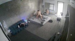 黑客破解家庭网络摄像头偷拍住毛坯房的年轻情侣疯狂做爱有时一天做爱几次 截图13