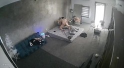 黑客破解家庭网络摄像头偷拍住毛坯房的年轻情侣疯狂做爱有时一天做爱几次 截图15