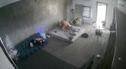 黑客破解家庭网络摄像头偷拍住毛坯房的年轻情侣疯狂做爱有时一天做爱几次 截图16
