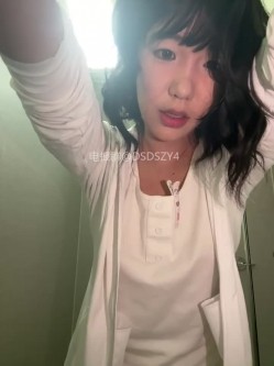 ️极品反差甜妹【lucy2027】表情非常可爱的学生妹趁着没人在教室和厕所自慰 截图4