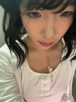 ️极品反差甜妹【lucy2027】表情非常可爱的学生妹趁着没人在教室和厕所自慰 截图11