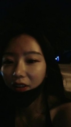 户外女神渣女来袭深夜跟大哥出来偷情啪啪，全程露脸口交大鸡巴身材很好，让大哥草了骚逼爆菊花 截图1