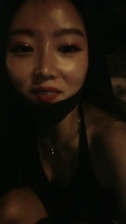 户外女神渣女来袭深夜跟大哥出来偷情啪啪，全程露脸口交大鸡巴身材很好，让大哥草了骚逼爆菊花 截图2