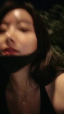 户外女神渣女来袭深夜跟大哥出来偷情啪啪，全程露脸口交大鸡巴身材很好，让大哥草了骚逼爆菊花 截图4