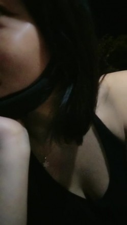 户外女神渣女来袭深夜跟大哥出来偷情啪啪，全程露脸口交大鸡巴身材很好，让大哥草了骚逼爆菊花 截图8