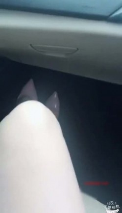 御女范气质短裙大长腿美女荒山野林打电话叫了辆车后才发现没带钱包只能和司机车内激情啪啪肉偿,国语! 截图3