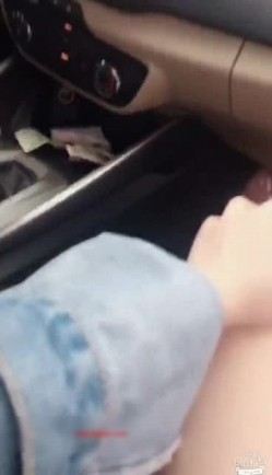 御女范气质短裙大长腿美女荒山野林打电话叫了辆车后才发现没带钱包只能和司机车内激情啪啪肉偿,国语! 截图4