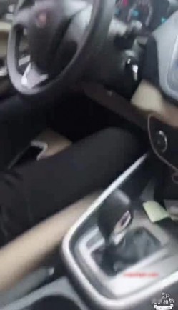 御女范气质短裙大长腿美女荒山野林打电话叫了辆车后才发现没带钱包只能和司机车内激情啪啪肉偿,国语! 截图6