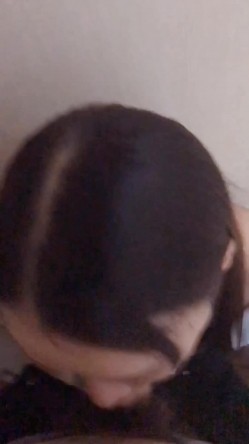 最新万狼求购网红地狱调教大师【狗主人】私拍，多种刺激玩法SM调教滴蜡吃精肛链打桩机 截图2