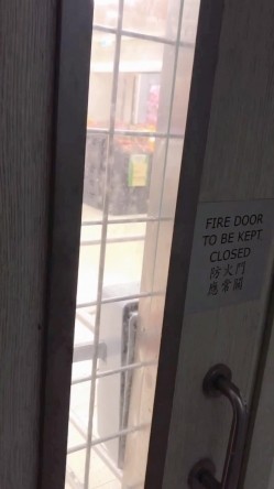 最新万狼求购网红地狱调教大师【狗主人】私拍，多种刺激玩法SM调教滴蜡吃精肛链打桩机 截图3