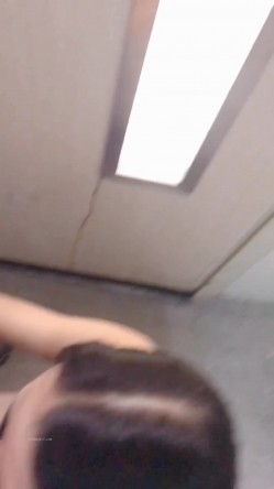 最新万狼求购网红地狱调教大师【狗主人】私拍，多种刺激玩法SM调教滴蜡吃精肛链打桩机 截图8