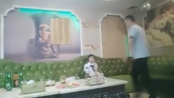 歌厅探花陈先生_第一场沙发啪啪两妹子 截图1