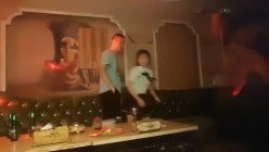 歌厅探花陈先生_第一场沙发啪啪两妹子 截图4