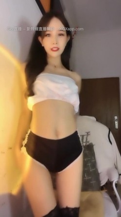 身材爆好的顶级尤物，蛇精一样漂亮的脸蛋儿，土豪们疯狂刷礼物 只为博美人一笑，9分颜值的顶级颜神女神 大尺度表演 截图3