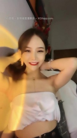 身材爆好的顶级尤物，蛇精一样漂亮的脸蛋儿，土豪们疯狂刷礼物 只为博美人一笑，9分颜值的顶级颜神女神 大尺度表演 截图6