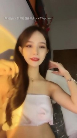 身材爆好的顶级尤物，蛇精一样漂亮的脸蛋儿，土豪们疯狂刷礼物 只为博美人一笑，9分颜值的顶级颜神女神 大尺度表演 截图8