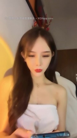 身材爆好的顶级尤物，蛇精一样漂亮的脸蛋儿，土豪们疯狂刷礼物 只为博美人一笑，9分颜值的顶级颜神女神 大尺度表演 截图13