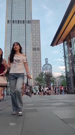 步行街拍抄底大神『KXCD』专挑年轻好看质量高的小姐姐 截图1