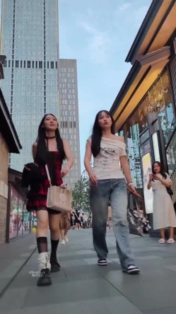 步行街拍抄底大神『KXCD』专挑年轻好看质量高的小姐姐 截图2