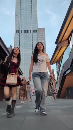 步行街拍抄底大神『KXCD』专挑年轻好看质量高的小姐姐 截图3