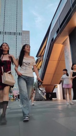 步行街拍抄底大神『KXCD』专挑年轻好看质量高的小姐姐 截图4