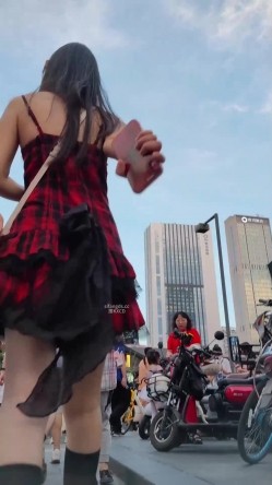 步行街拍抄底大神『KXCD』专挑年轻好看质量高的小姐姐 截图7