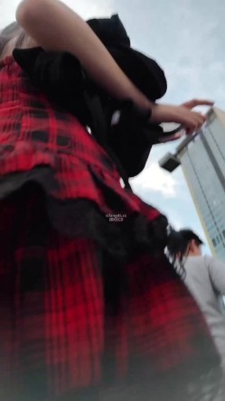 步行街拍抄底大神『KXCD』专挑年轻好看质量高的小姐姐 截图9