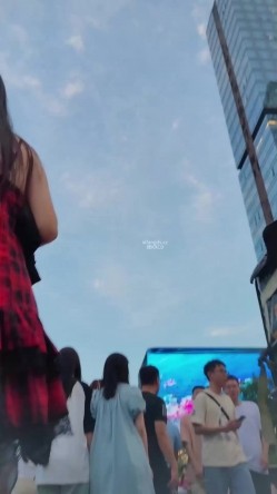 步行街拍抄底大神『KXCD』专挑年轻好看质量高的小姐姐 截图10