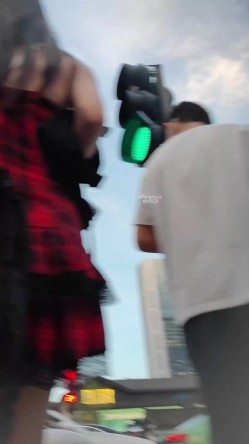 步行街拍抄底大神『KXCD』专挑年轻好看质量高的小姐姐 截图11