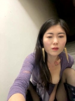 女人味十足，极品白虎熟女【sunny-520】付费，脸穴同框深情投入，楼道自慰喷水 截图13