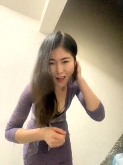 女人味十足，极品白虎熟女【sunny-520】付费，脸穴同框深情投入，楼道自慰喷水 截图15