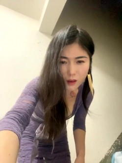 女人味十足，极品白虎熟女【sunny-520】付费，脸穴同框深情投入，楼道自慰喷水 截图16