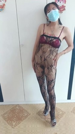 最新抖音泄密！42岁农村风骚熟女【来日方长】定制福利，道具自慰丝袜足交 截图2