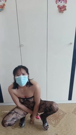 最新抖音泄密！42岁农村风骚熟女【来日方长】定制福利，道具自慰丝袜足交 截图5
