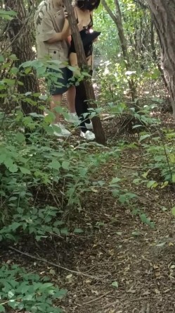 《贵在真实反差淫妻》顶级绿帽刷锅狠人，私密交流群东北夫妻淫乱群交内容曝光，商场户外超市露出3P野战相当开放 截图11