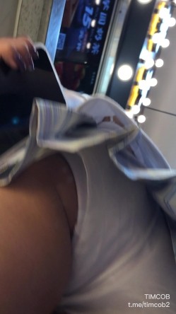 大神一路走一路抄底多位黑丝美女全是漂亮的小姐姐 截图5