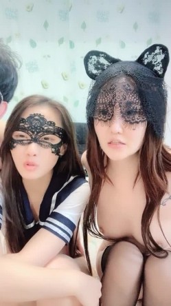 【两只小蜜桃】两只极品颜值母狗男主3P 一个在被啪啪 一个炮机骚逼 轮流换操逼 截图9
