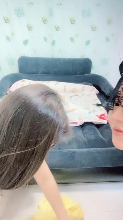 【两只小蜜桃】两只极品颜值母狗男主3P 一个在被啪啪 一个炮机骚逼 轮流换操逼 截图14