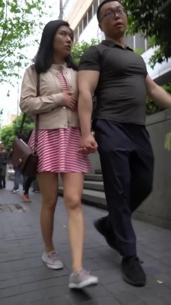 《极品CD秘魔手外购》闹市区极限贴身抄底多位漂亮小姐姐~各种性感小内内亮点多~清纯长腿美女极度反差真空出门毛茸茸露逼 截图1