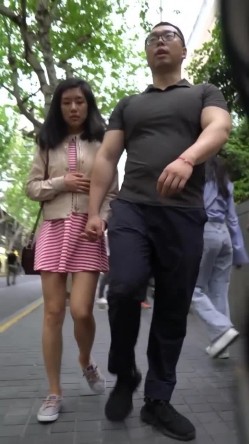 《极品CD秘魔手外购》闹市区极限贴身抄底多位漂亮小姐姐~各种性感小内内亮点多~清纯长腿美女极度反差真空出门毛茸茸露逼 截图2