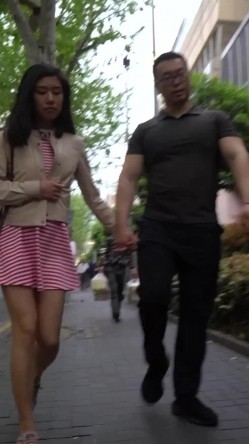 《极品CD秘魔手外购》闹市区极限贴身抄底多位漂亮小姐姐~各种性感小内内亮点多~清纯长腿美女极度反差真空出门毛茸茸露逼 截图5