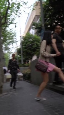 《极品CD秘魔手外购》闹市区极限贴身抄底多位漂亮小姐姐~各种性感小内内亮点多~清纯长腿美女极度反差真空出门毛茸茸露逼 截图7