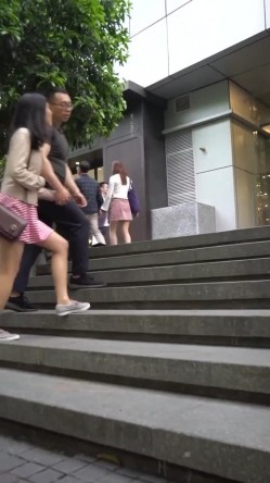 《极品CD秘魔手外购》闹市区极限贴身抄底多位漂亮小姐姐~各种性感小内内亮点多~清纯长腿美女极度反差真空出门毛茸茸露逼 截图8