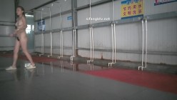 国内【水上乐园】换衣间沐浴区近景偷拍 美女如云淋浴换衣好身材一览无余 截图2