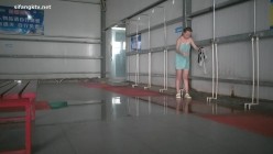 国内【水上乐园】换衣间沐浴区近景偷拍 美女如云淋浴换衣好身材一览无余 截图12