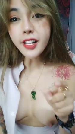 活力美少女坚挺奶子情趣装露逼诱惑，揉捏奶子学生制服短裙，跪在椅子上翘起屁股扭动，自摸逼逼掰穴特写诱人 截图4