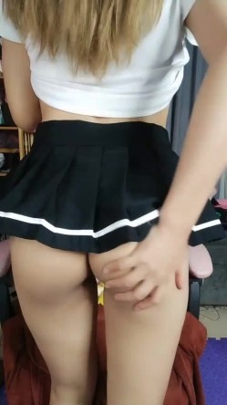活力美少女坚挺奶子情趣装露逼诱惑，揉捏奶子学生制服短裙，跪在椅子上翘起屁股扭动，自摸逼逼掰穴特写诱人 截图7