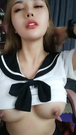 活力美少女坚挺奶子情趣装露逼诱惑，揉捏奶子学生制服短裙，跪在椅子上翘起屁股扭动，自摸逼逼掰穴特写诱人 截图9